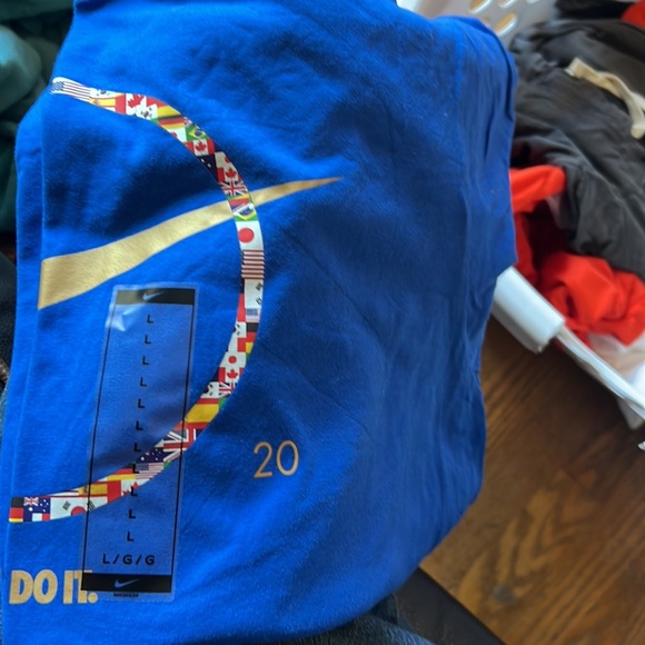 Nike tee shirt with tags - Picture 2 of 4